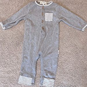 Rabbit+Bear Soft gray ribbed onesie